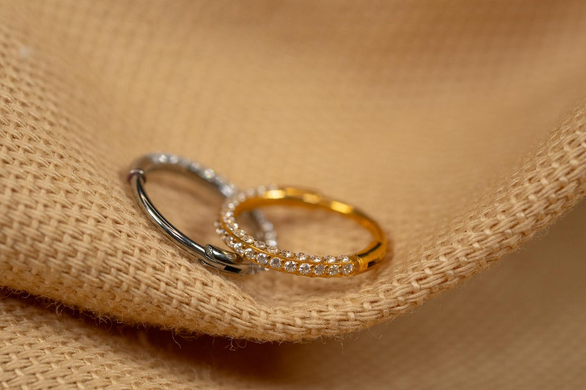 🔥New Year's Discounts: 50% OFF💎20G Titanium Triple-Sided Micro Gem Hinged Nose Hoop — Sparkling Clicker Beauty Mark Jewelry